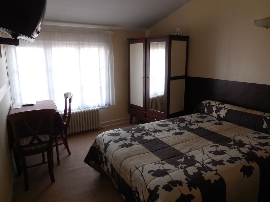 Hotel Le Lion D'Or Salbris Pokój zdjęcie