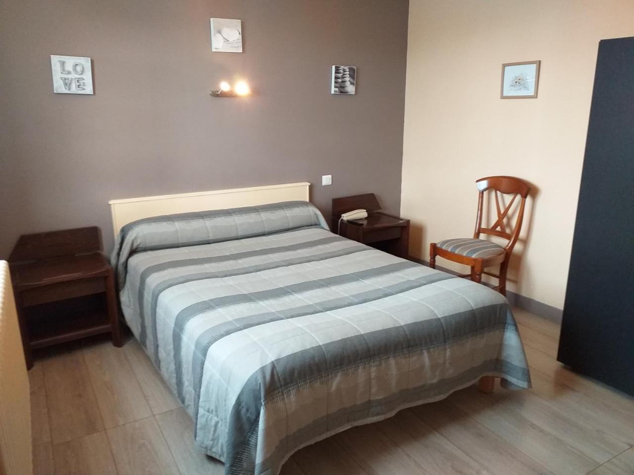 Hotel Le Lion D'Or Salbris Zewnętrze zdjęcie